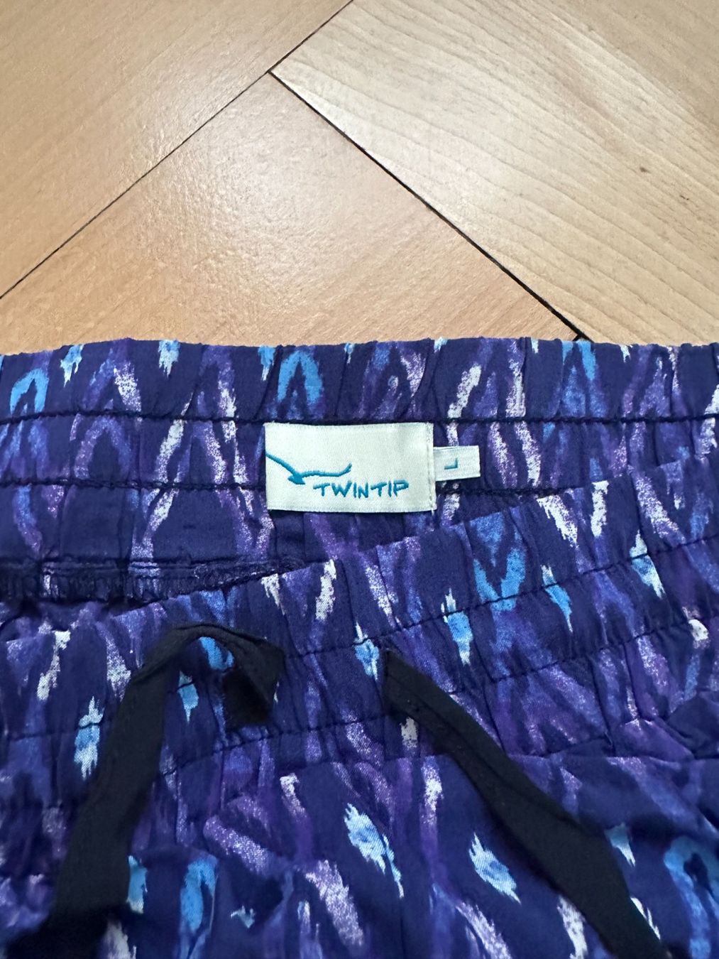 Pantaloni: TWINTIP - Shorts blau-violett gemustert L – Usato da Zürich venduto da Diazaio 1