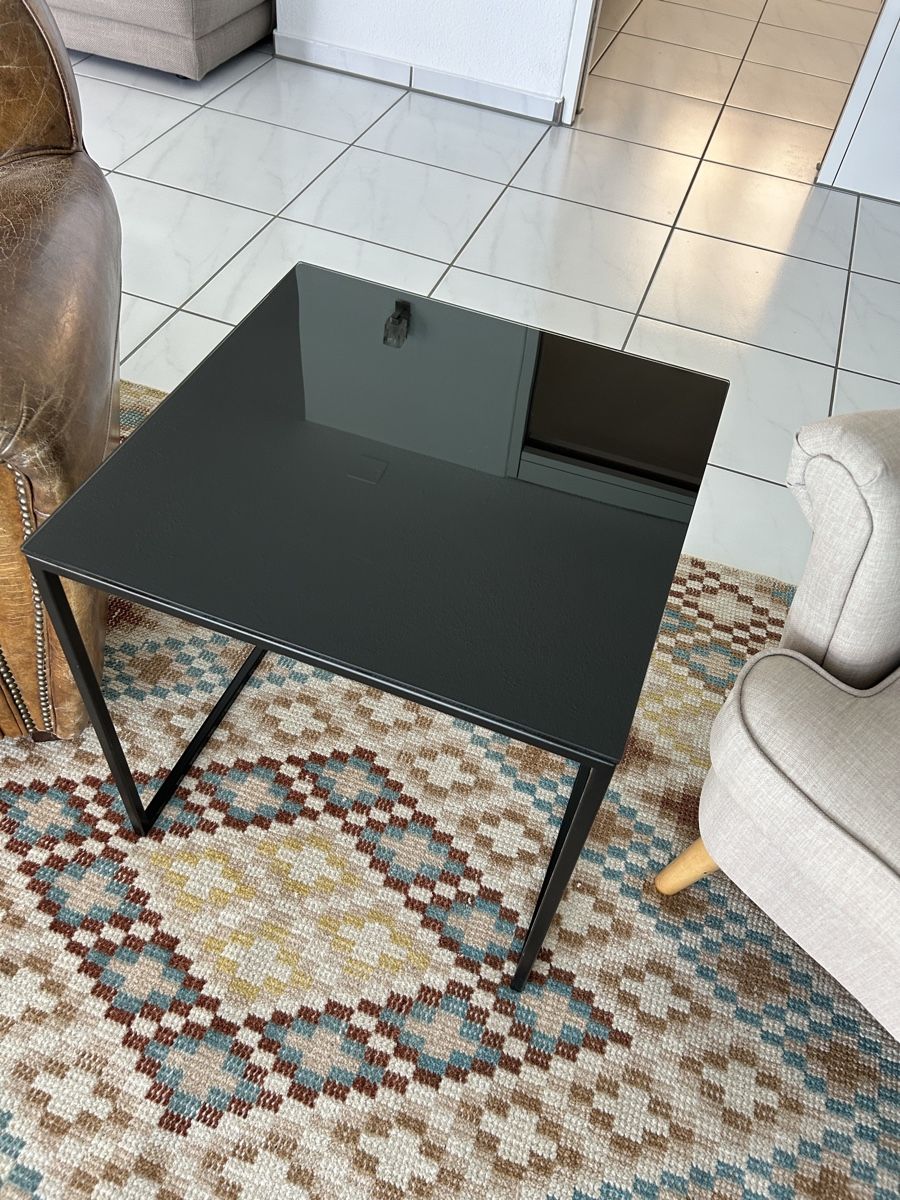 Tische: Beistelltisch Glas Schwarz Metallgestell – Gebraucht aus Arth von rickitrickli