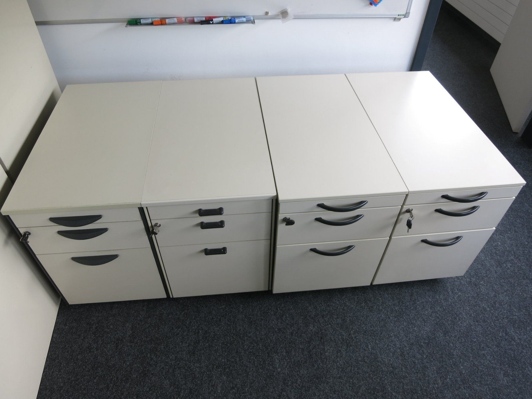 Banconi: 4 Rollcontainer mit 3 Schubladen, Rollen und Hängemappen – Usato da Zizers venduto da powercondens 7