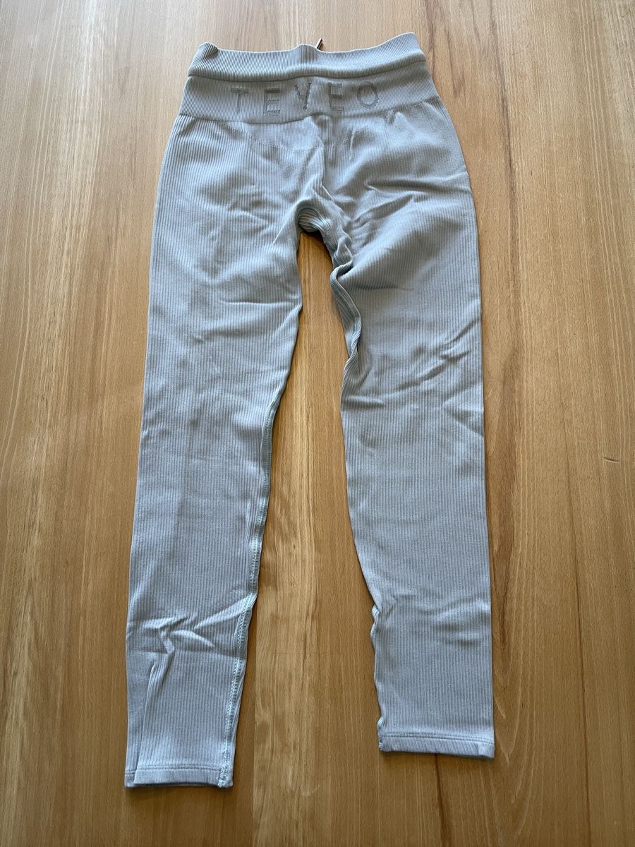 Teveo Leggings: Teveo Ripped Leggins – Usato da Flaach venduto da DewTrich 1