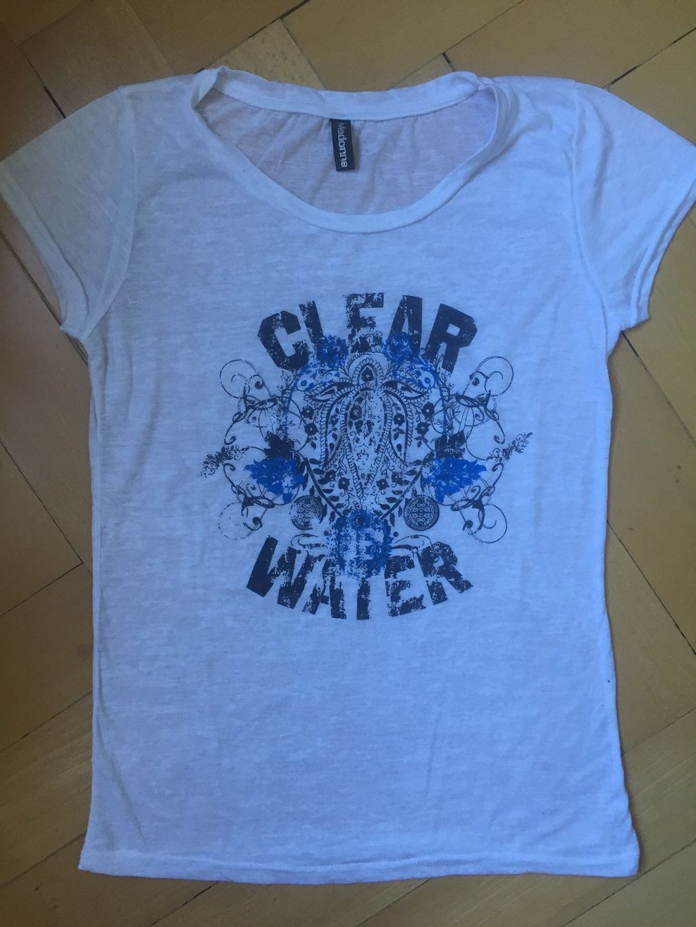 T-shirt: Joli T-shirt blsnc avec dessin – Usato da Küssnacht am Rigi venduto da FFKA