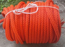 Starkes, oranges Seil, vielseitig verwendbar.