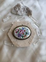 Handbemalte Porzellanbrosche mit Blumenmotiv | Unikat