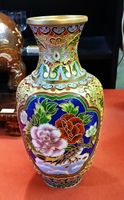 Très beau vase en laiton émaillé , décor en relief , Chine