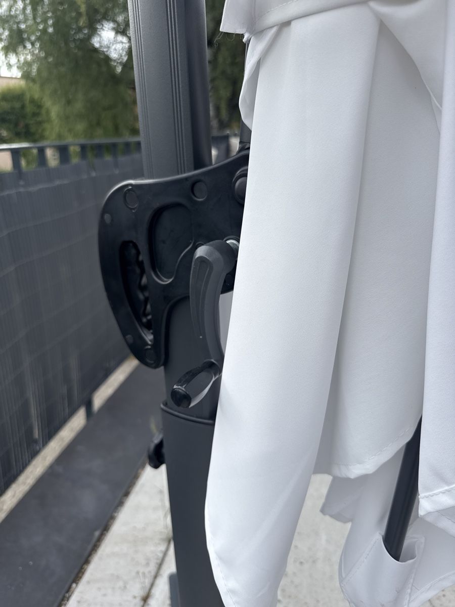 Ombrelloni: White garden umbrella like new condition – Nuovo (secondo la descrizione) da Küsnacht ZH venduto da pol_9x2x 3