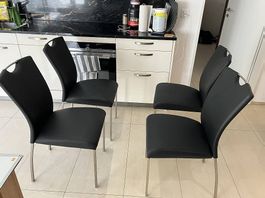 Vier Stühle schwarz in sehr gutem Zustand