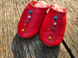Babouches: Leder rot/Pompons bunt (30)-ANGEBOT