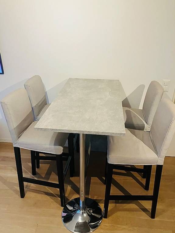 Set di tavolo e panche: 1 Tisch + 4 Hochstühle  – Usato da Zürich venduto da lam_8mxt 1