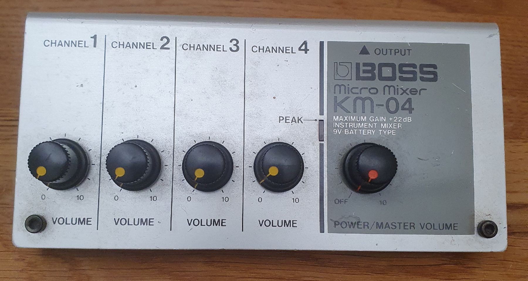 Boss Console di mixaggio: BOSS KM-04 MICRO MIXER – Usato da Pfäffikon ZH venduto da edwinstarr1 1