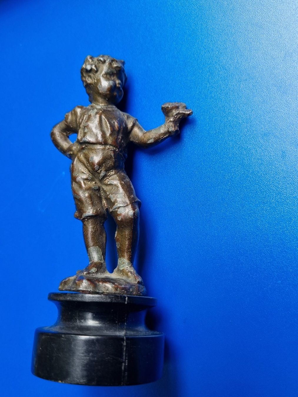 Statuette: Antike Figur Junge mit Blumen – Usato da Schaffhausen venduto da Leveron13 4