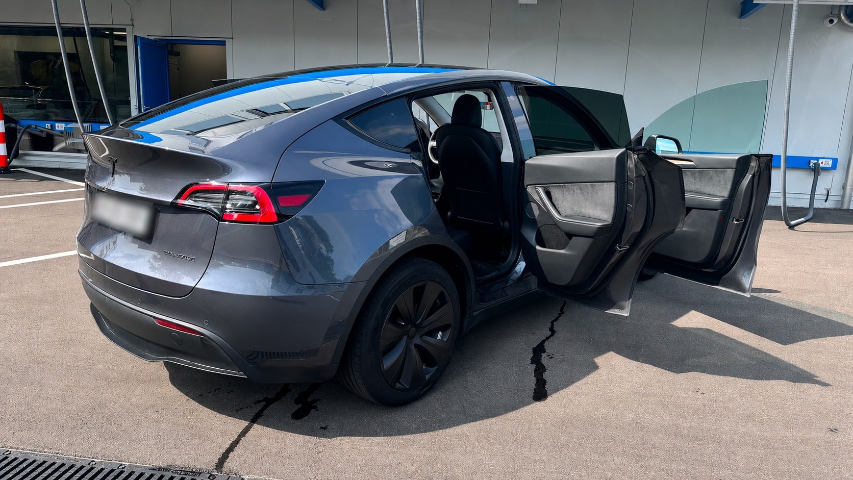 Tesla Autos: Tesla Model Y Grau guter Zustand – D'occasion à Bassersdorf par Jj090915 2