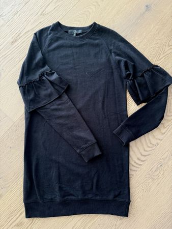 Schwarzes Kleid mit Rüschenärmeln, Grösse 34
