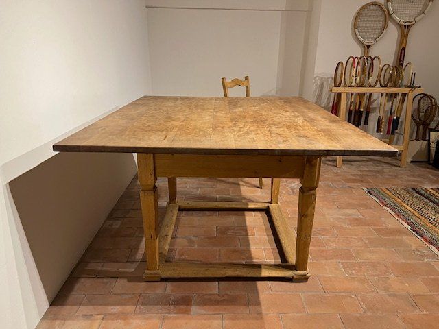 Set di tavolo e panche: Antiker Tisch mit 2 Stühlen – Usato da Winterthur venduto da woodenhiller68 2