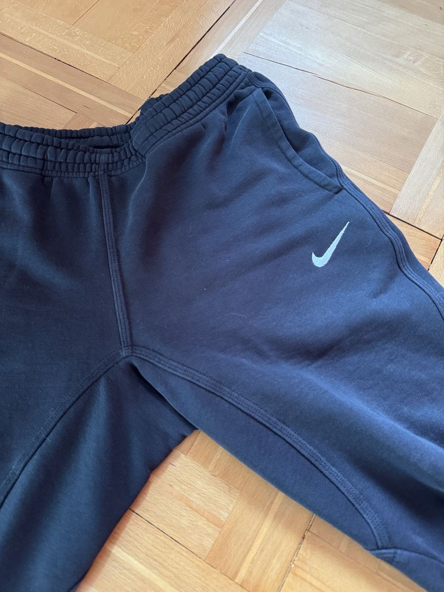 Nike Pantaloni: Nike Jogginghose Trainerhose Schwarz, Grösse S – Usato da Wittenbach venduto da Apicel 1