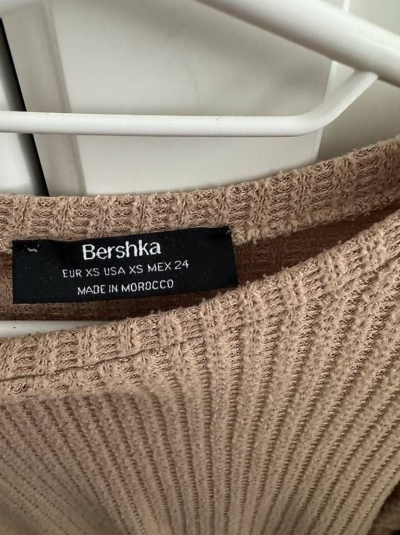 Maglioni & Felpe: Bershka Strickpullover Beige mit Puffärmeln  Grösse XS – Nuovo e nell'imballaggio originale da Domat/Ems venduto da samiramia 1