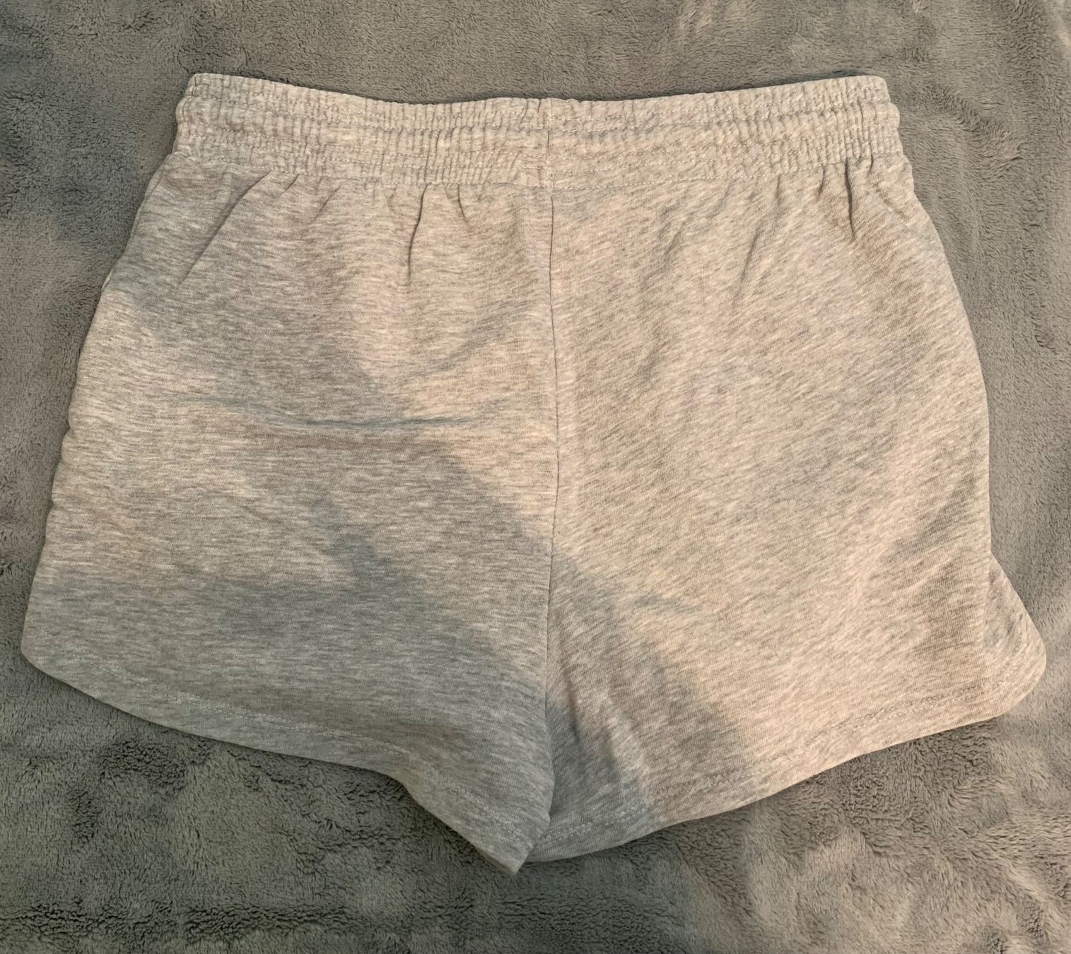 Pantaloni: Gemütliche Sweatshorts von Lefties, Grösse M, hellgrau. – Nuovo (secondo la descrizione) da Lengnau BE venduto da ylegoaziou 1