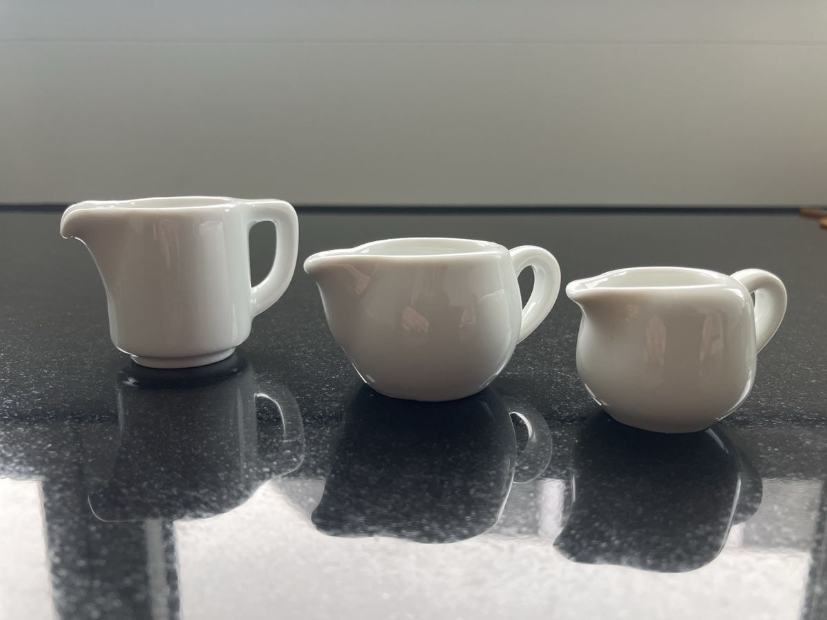 Tassen: Set of 3 White Ceramic Creamers – Gebraucht aus Wettingen von BAG4478