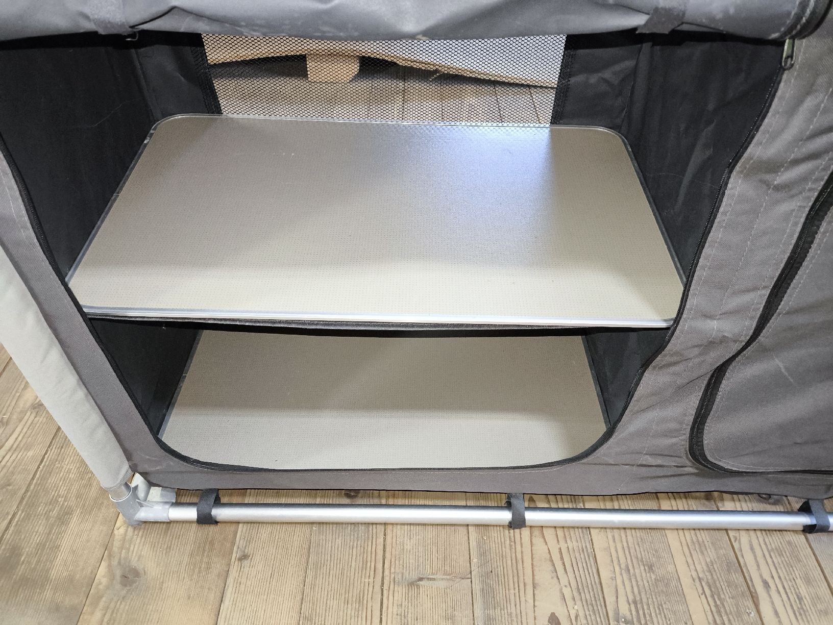 Tavoli: Campingkochtisch, Aluminium Tisch mit Windschutz – Usato da Trub venduto da RoshiMuten 3