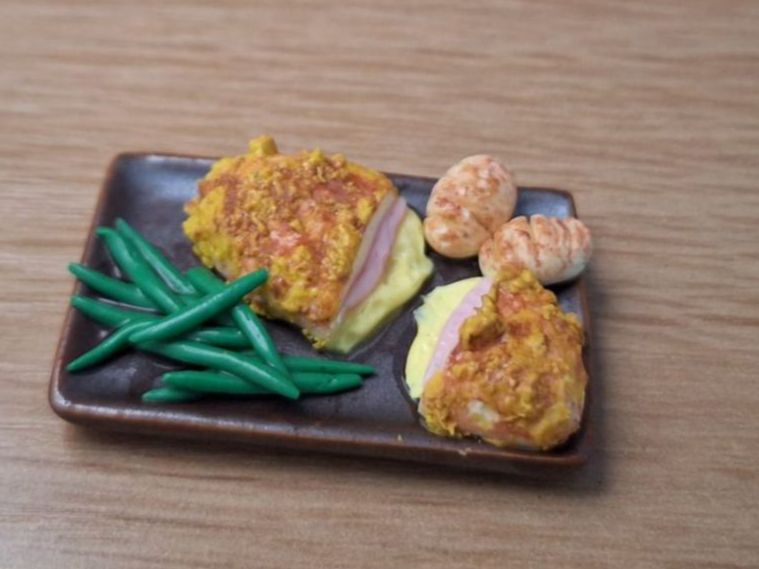 Maisons & Meubles de poupées: Cordon Bleu mit Bohnen, Handgemacht, Keramik Teller – Neuf (Voir description) à Zürich par HandmadeTinyFood