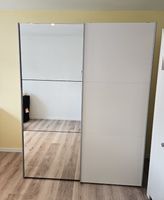 Schiebetürenschrank cremeweiss mit Spiegel Tür