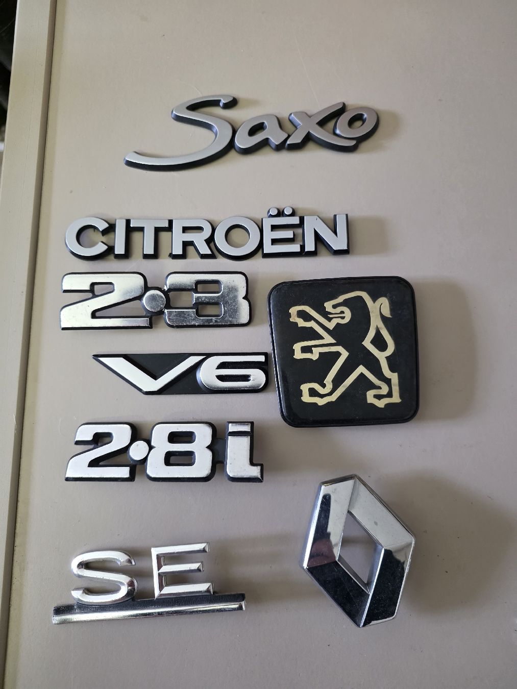 Tutti pezzi di ricambio auto: Auto Emblem Set Verschiedene – Usato da Dorf venduto da Echo_Elements