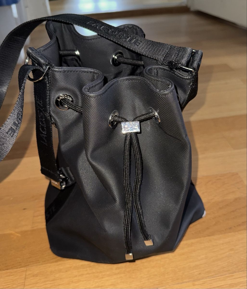 Lacoste Borse da donna: Lacoste Beuteltasche schwarz – Usato da Gümligen venduto da morticiaaddams