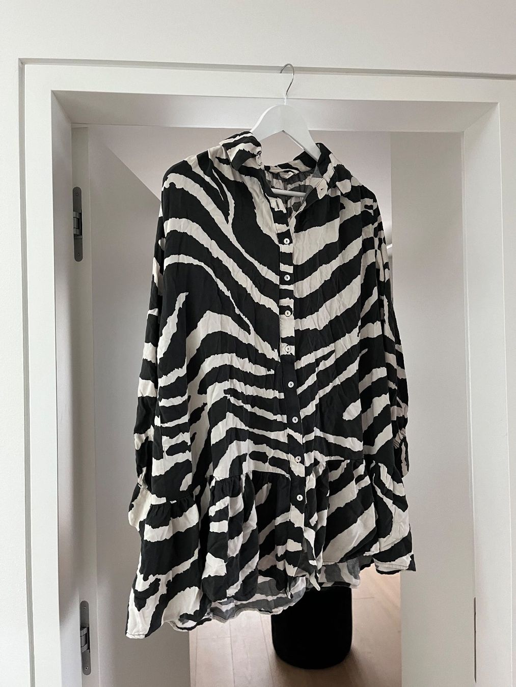 H&M Vestiti: Luftige kurzes Kleid in Zebra Optik – Usato da Uitikon Waldegg venduto da YRH 2