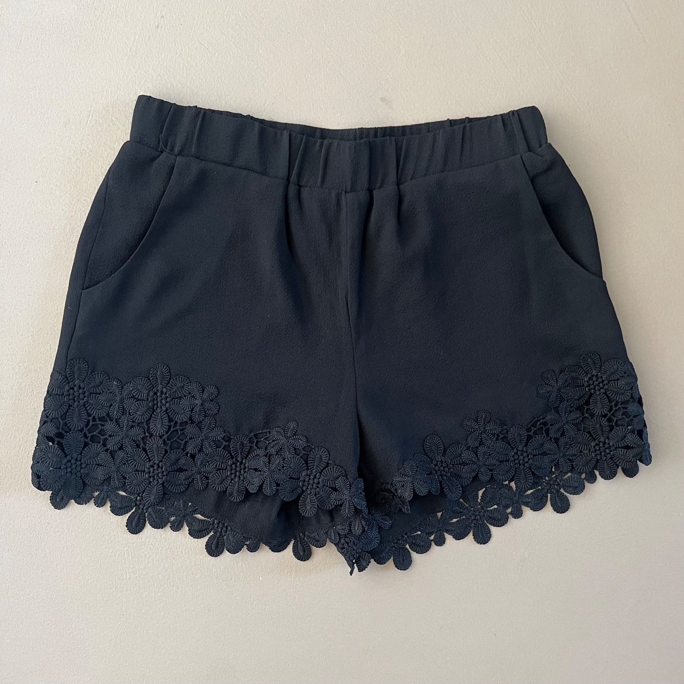 Vero Moda Pantaloni: VERO MODA  Shorts 🖤 – Usato da Zürich venduto da ClosetQueen