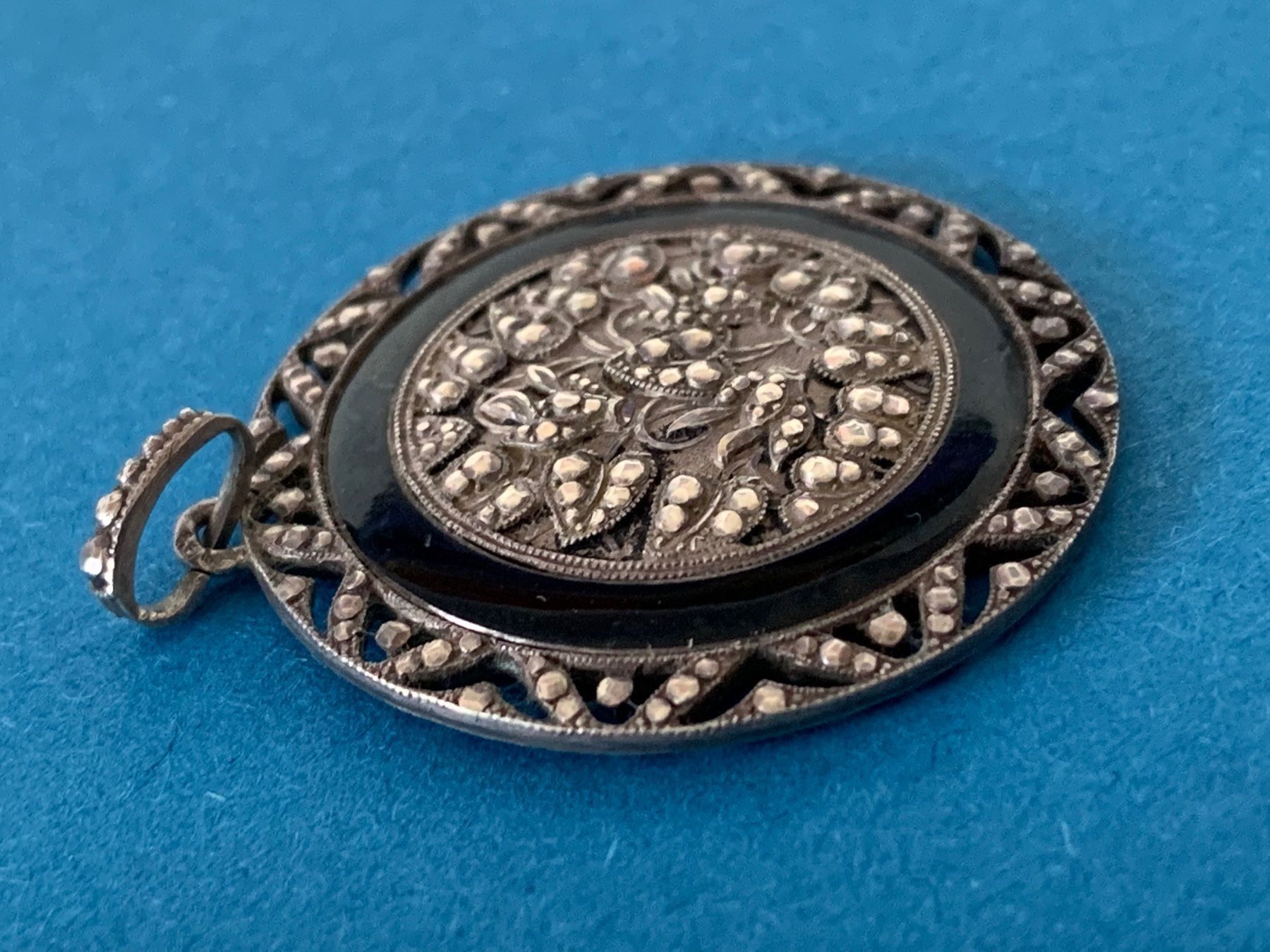Piatti di portata: Amulett  Pyrit/Katzengold (silber 935) – Usato da Laufen venduto da belleskulptur