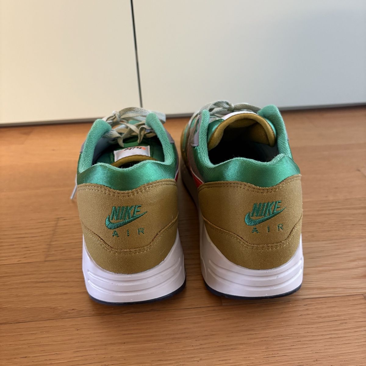Nike Scarpe da uomo: Nike Air Max 1 86 Powerwall – Usato da Winterthur venduto da LaBodega 3