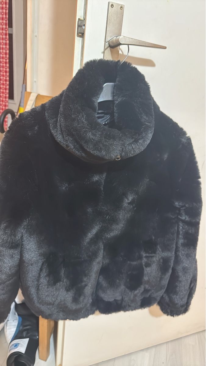 Sisley Giacche & Cappotti: Warme, schwarze Jacke Sisley – Usato da Gersau venduto da Second-Hand-Shop