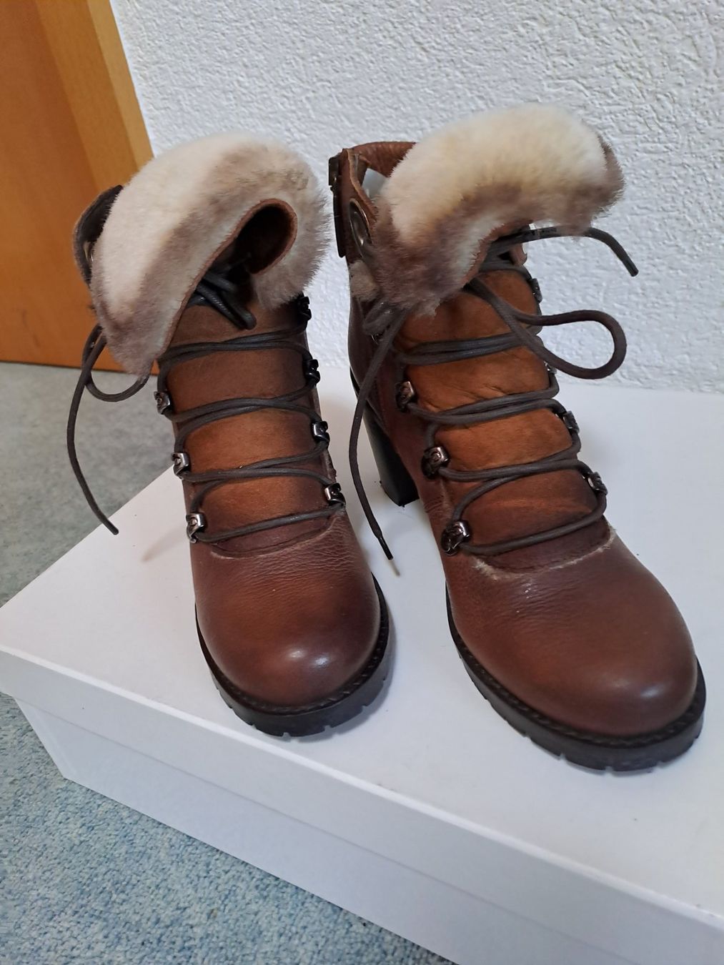 Scarpe da donna: Stiefelette mit Fell, NP 369.-, Gr. 38 – Usato da Frauenfeld venduto da Andadaa 1