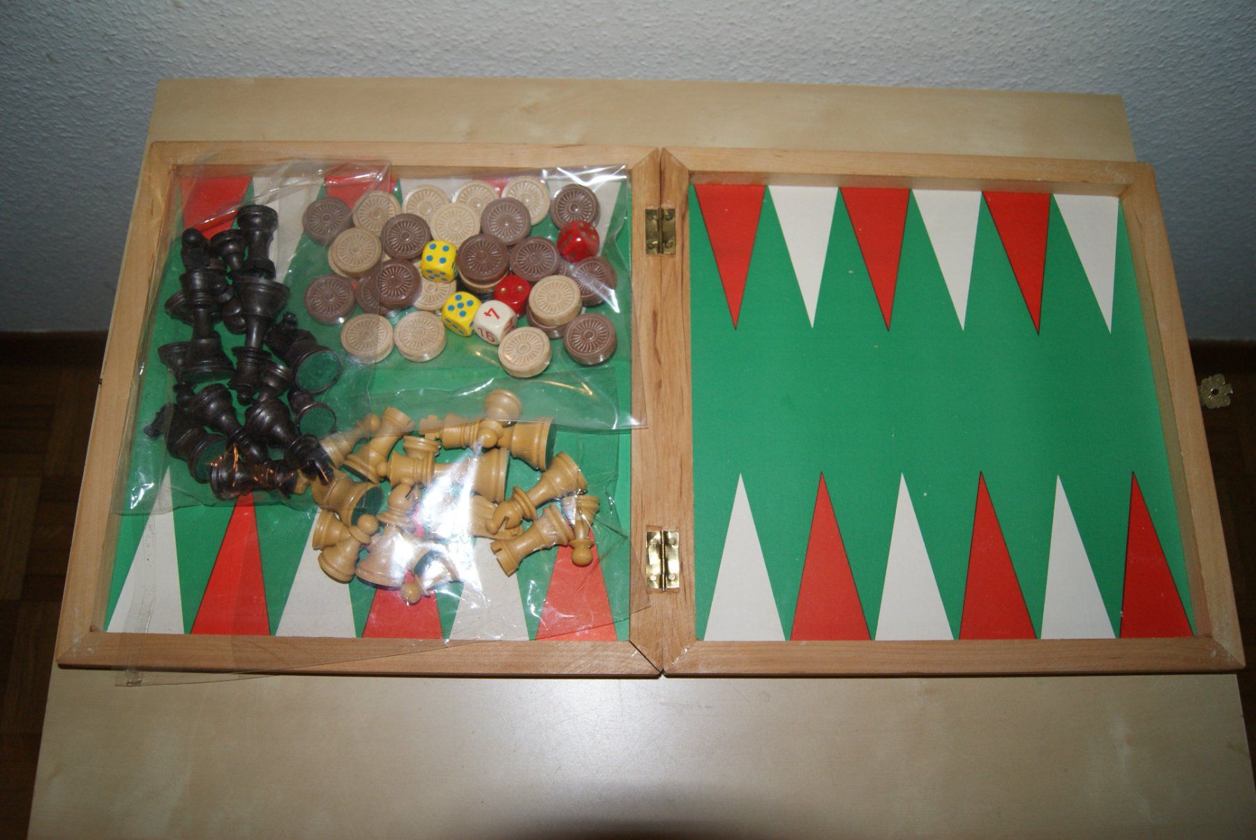 Giochi: Schachbrett-Box aus Holz mit Bakelit? Figuren – Usato da Zürich venduto da Widi1 8