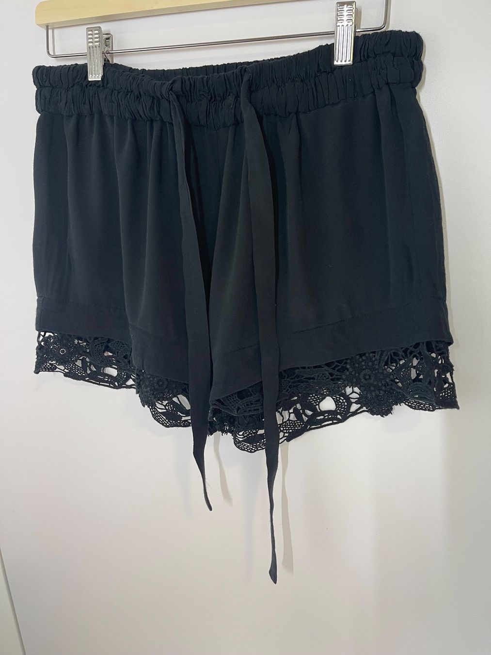 Iro Pantaloni: Schwarze Damen Shorts von IRO, Gr. 38 – Usato da Zizers venduto da sarah_1987 1