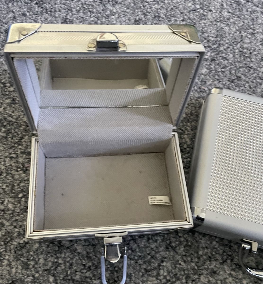 Valigie: 2 Kosmetikkoffer Silber mit Spiegel,, Top! – Usato da Au ZH venduto da Jaggy4 1