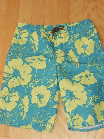 Neuw. Bade-Bermudas türkis-hellgelb mit Blumenmuster