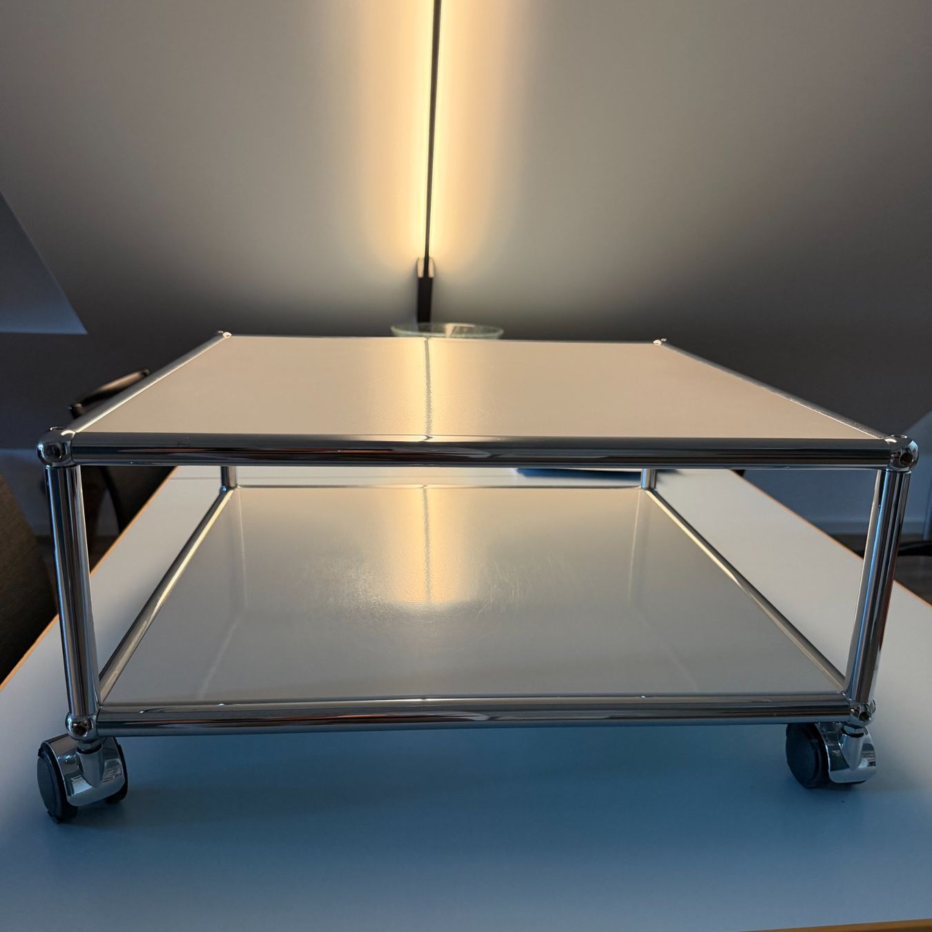 USM Scaffali: USM Haller Lowboard weiss mit Rollen – Usato da Küsnacht ZH venduto da molare