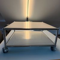 USM Haller Lowboard weiss mit Rollen