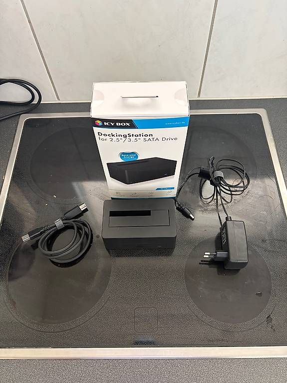 Docking station: ICY BOX SATA DRIVE DOCKING STATION – Usato da Zürich venduto da James_Kr