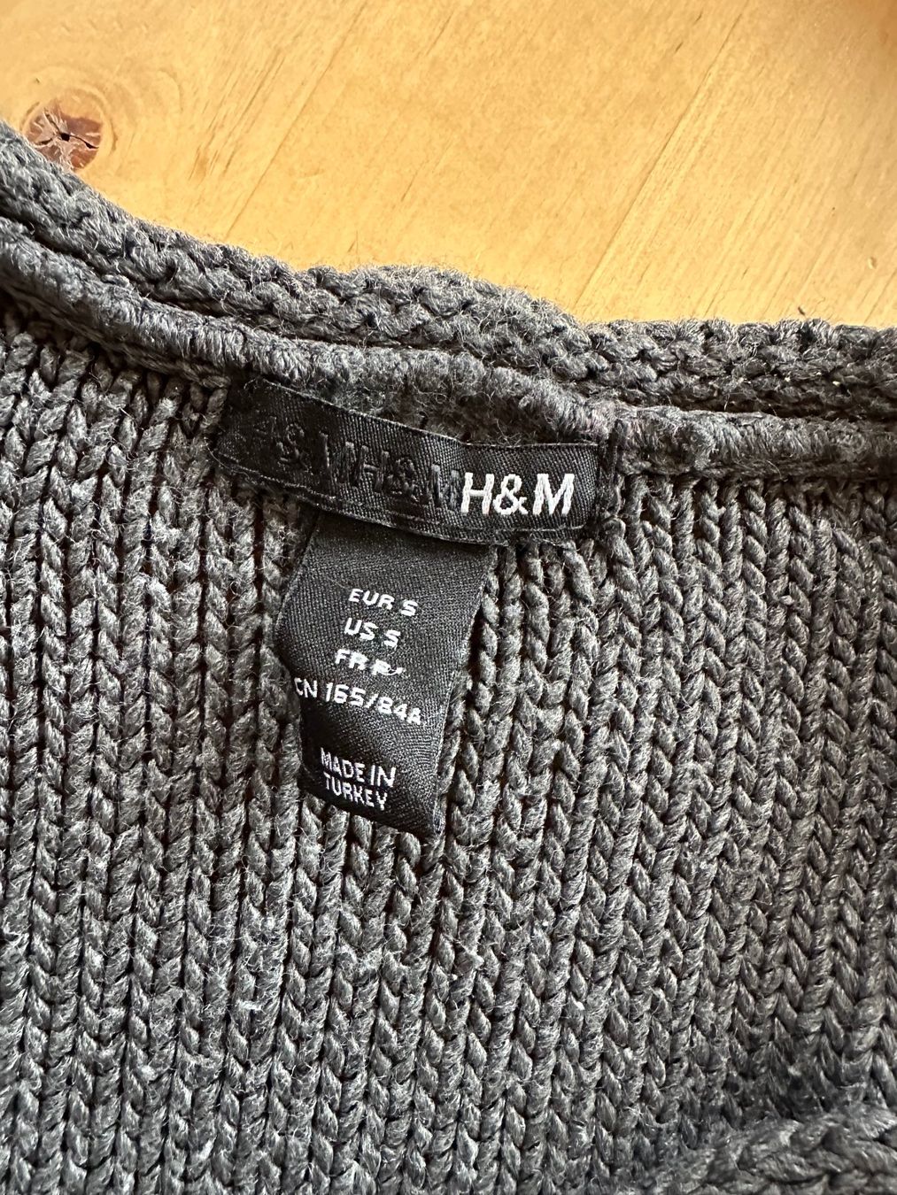H&M Vestiti: Graues Strickkleid von H&M – Usato da Zürich venduto da Honeyboo 3