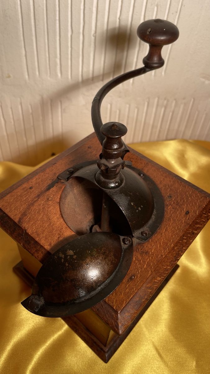 Küchengeräte: Antike Kaffeemühle, Holz, ca. 1920 – Gebraucht aus Schönenbuch von Charlie62 1