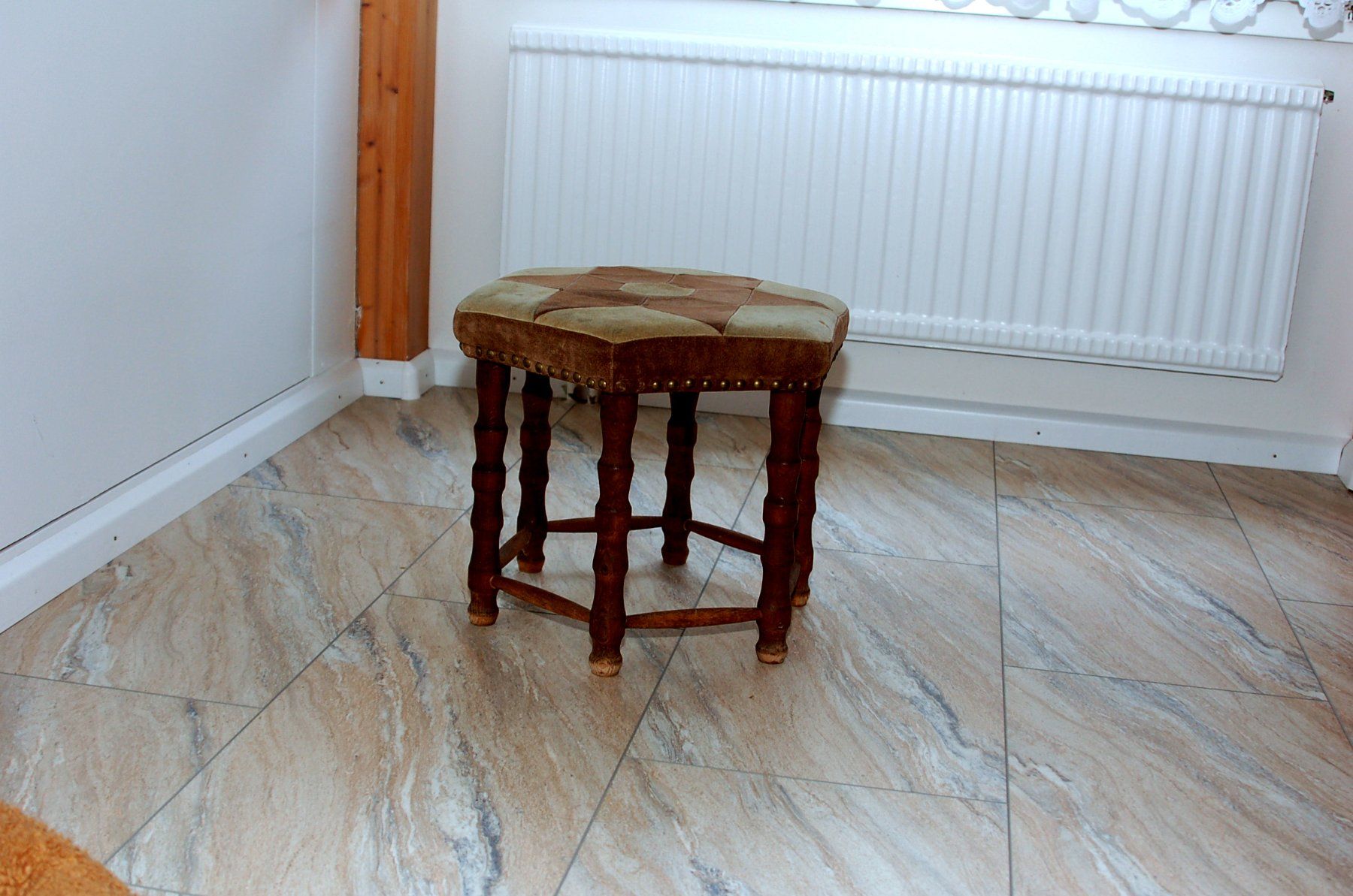 Hocker: Lederhocker mit Holzbeinen – Gebraucht aus Zeiningen von dor_k786 1