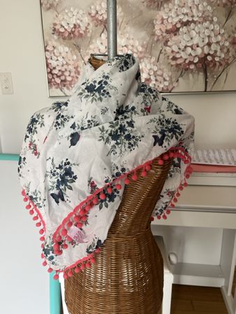 Tuch mit Blumenmuster und Bommelrand weiss/blau