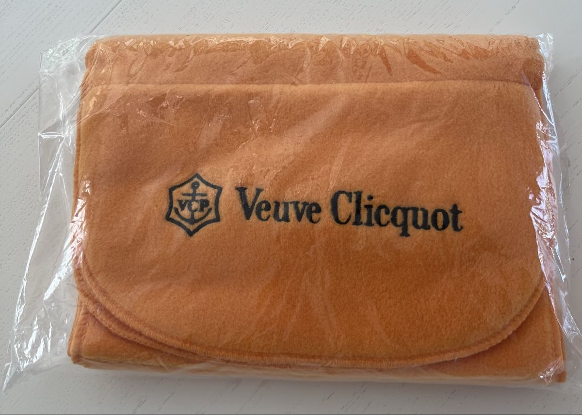 Foulards, Tücher & Schals: Originalverpackter Veuve Clicquot Schal – Neu und originalverpackt aus Hünenberg See von spartakus02 1