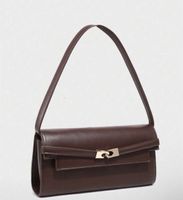 Sac à main élégant marron avec fermeture métallique