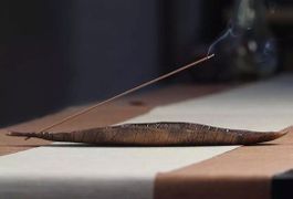 Halter für Räucherstäbchen, in Form eines Blattes
