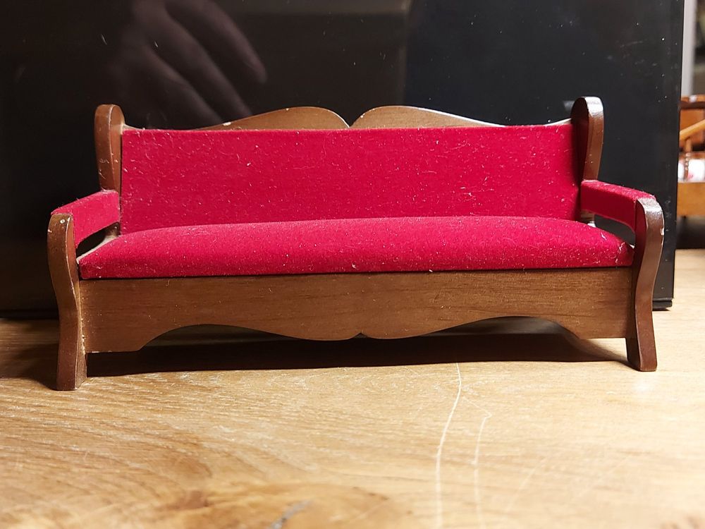 Puppenhaus Sofa Louis XV – Walnussholz, 1:12, Mit Stoffkissen – JBM Miniatur