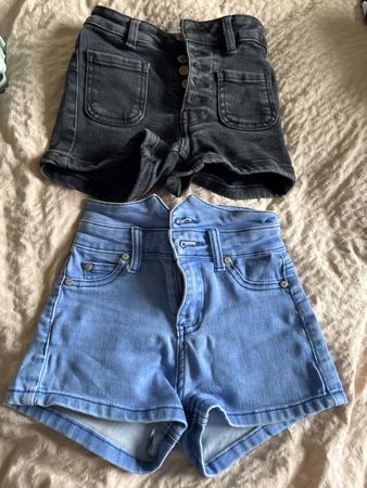 2 coole Mädchen Shorts