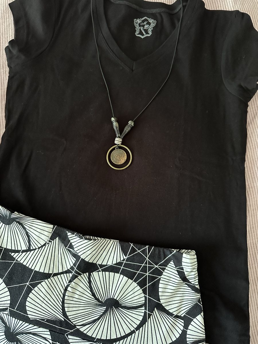 Lotti di vestiti: Schwarzer Rock mit T-Shirt & Strickjacke Gr. M – Usato da Hägendorf venduto da chica12 1