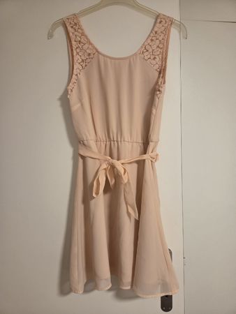 Süsses Sommerkleid, rosa mit Spitze, Grösse S